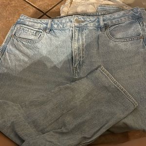 AE Strigid Mom Jean Size 16 Short